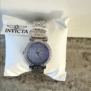Invicta wildflower collection with Patterned Blue Face